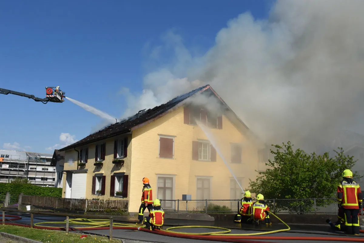 Grabs SG - Mehrfamilienhaus gerät in Vollbrand