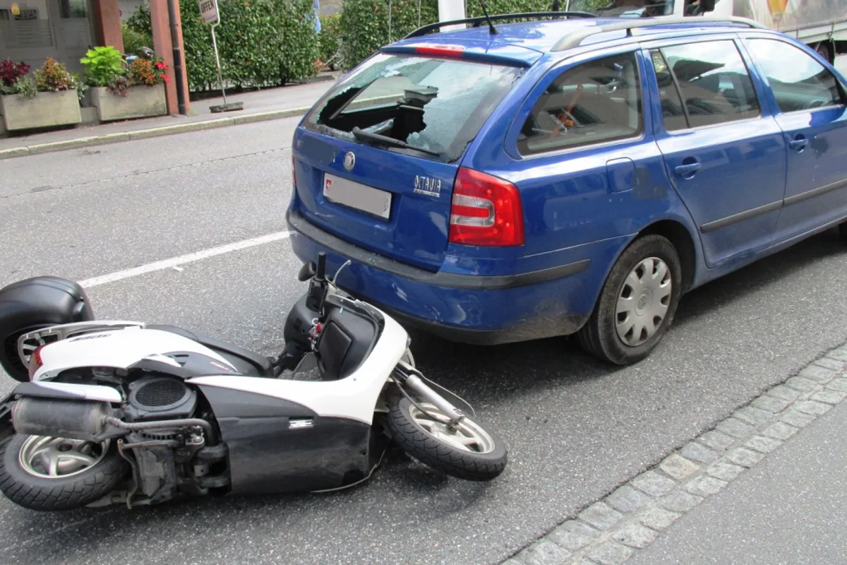 Netstal: Rollerfahrerin fährt Auto ins Heck