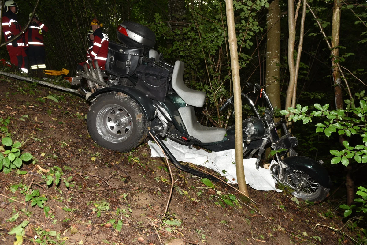 Trike-Fahrerin bei Alleincrash in Stallikon verletzt
