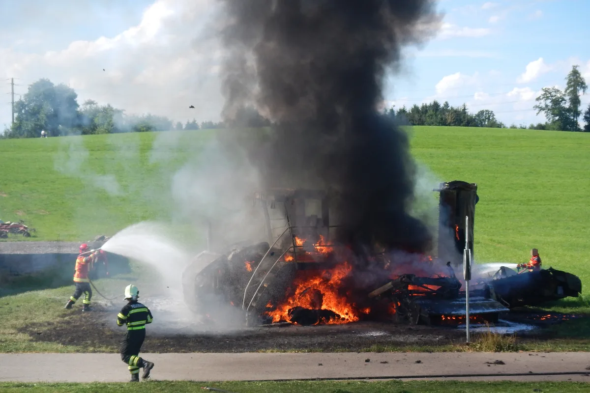 Landmaschine fängt in Sulgen TG Feuer