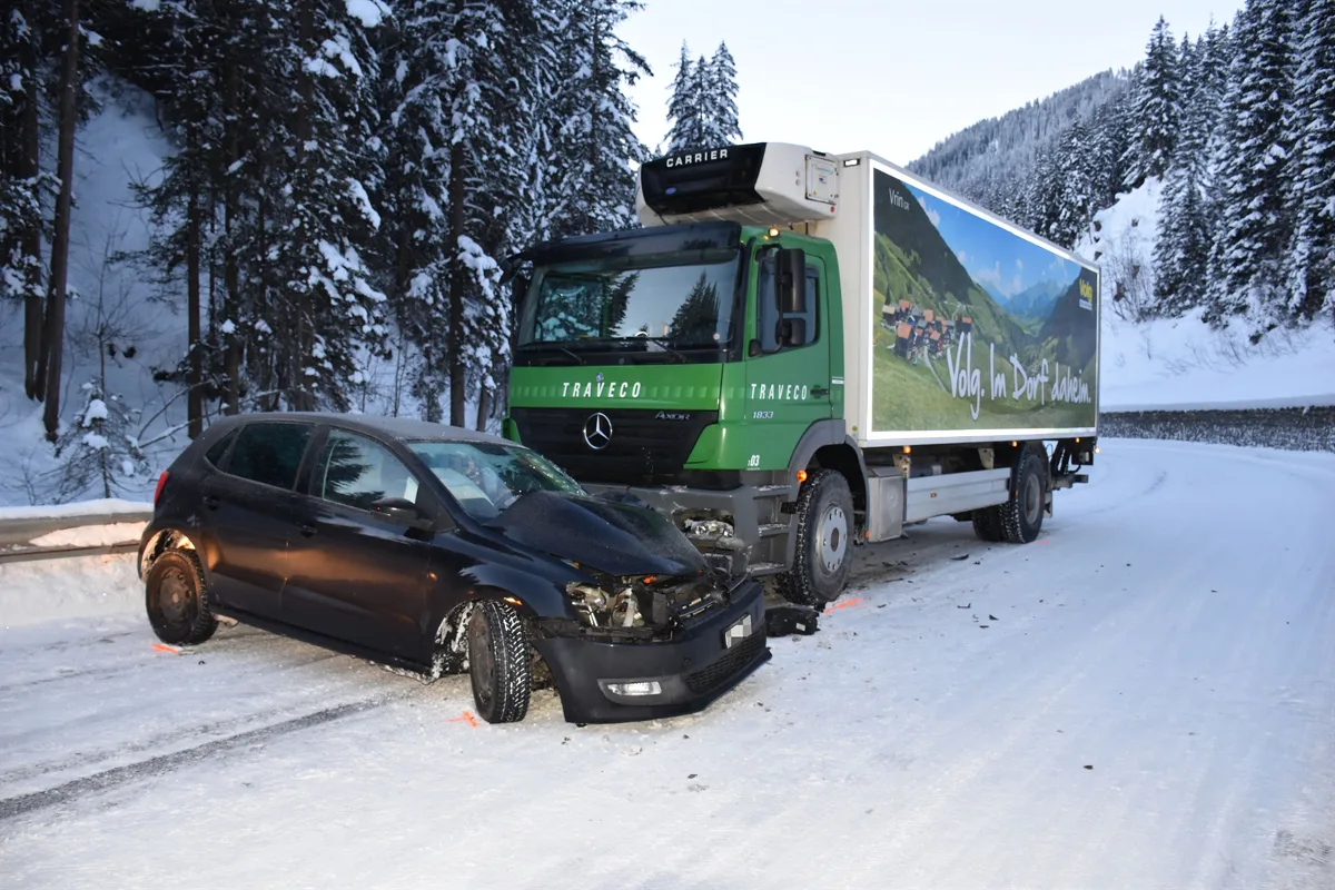St. Antönien GR - Verletzte Autofahrerin bei Kollision mit Lastwagen