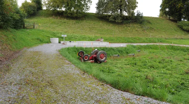 Jugendlicher baut in Esslingen Traktorunfall