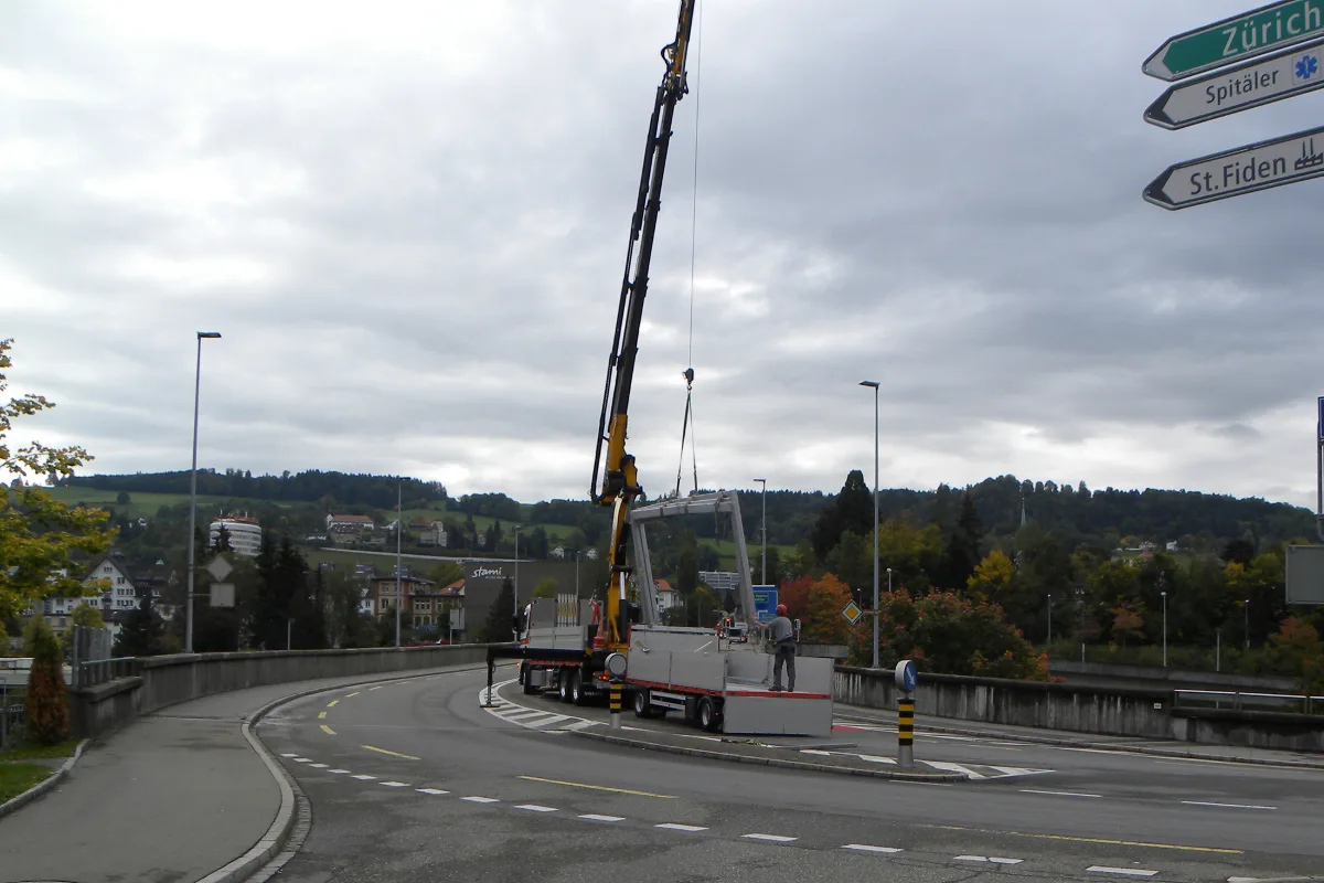 Lastwagen verliert in St. Gallen Stahlelemente