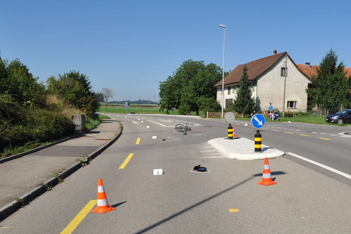 Velofahrer bei Kollision mit Auto in Gundetswil verletzt