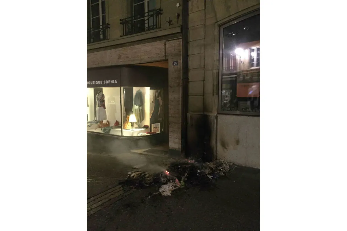 Fribourg FR - Männer (19 und 44 Jahre) stecken Altpapier in Brand