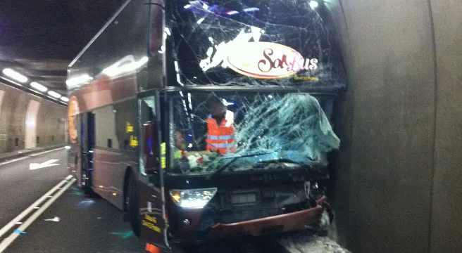 Mehrere Verletzte im Gotthard! Wohnmobil kracht in Car