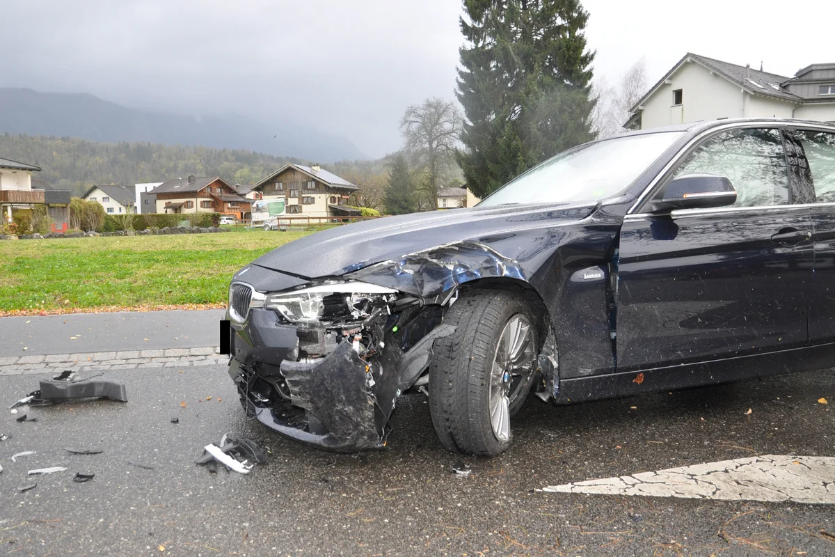 Ruggell FL - Frau setzt BMW gegen Baum