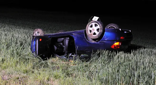 Mitfahrerin (18) bei Alleincrash in Bülach schwer verletzt