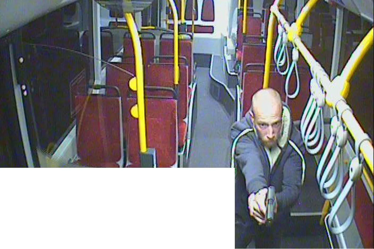 Hamburg HH - Mann wegen Hautfarbe mit Schusswaffe bedroht - Fahndung