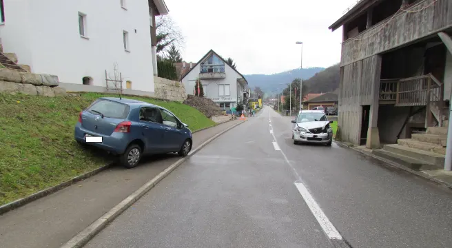 Frontalkollision in Hellikon fordert zwei Verletzte
