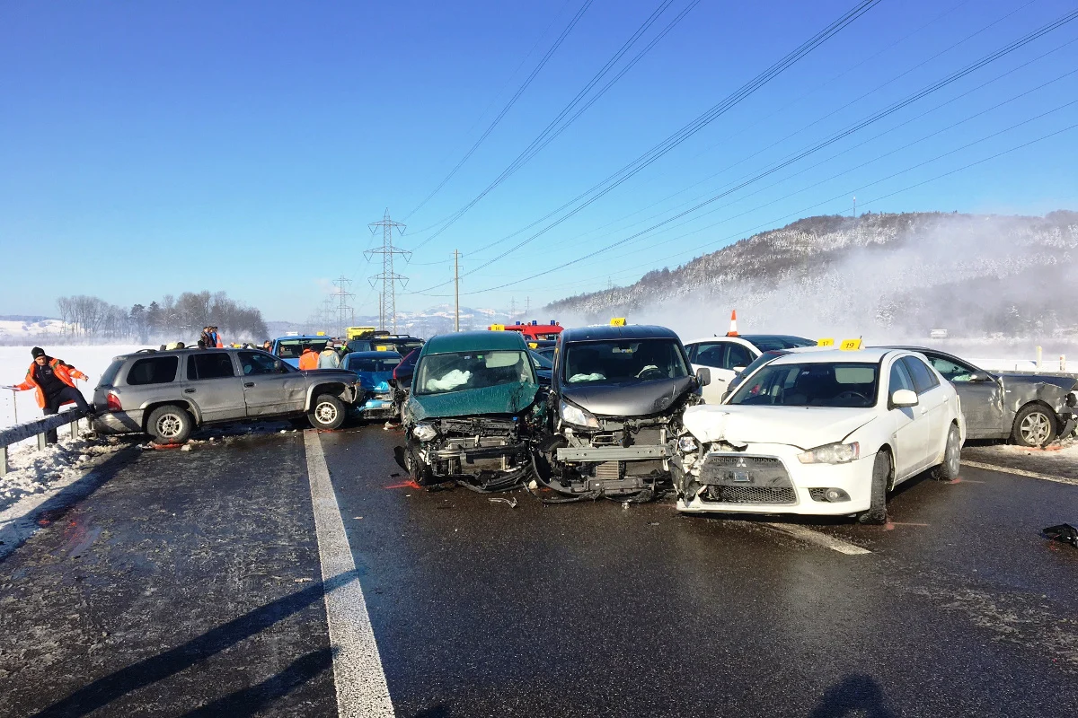 Bilten GL - Massencrash mit 50 Fahrzeugen auf der A3 - 14 Verletzte