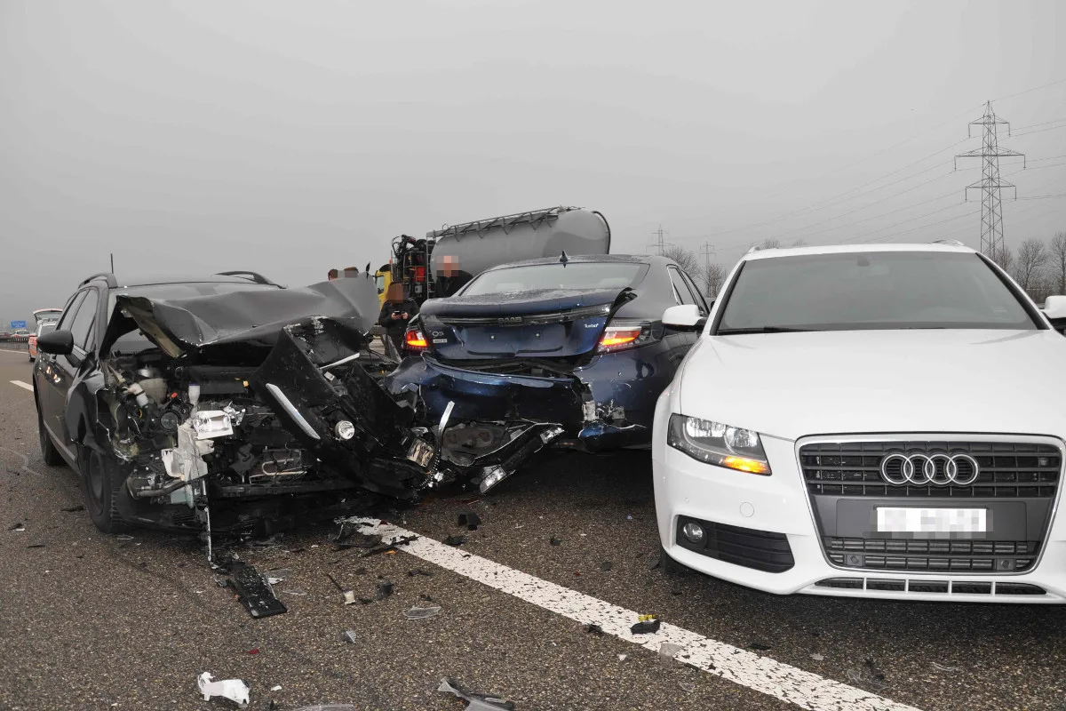 VU mit drei Autos auf der A1 bei Niederbipp