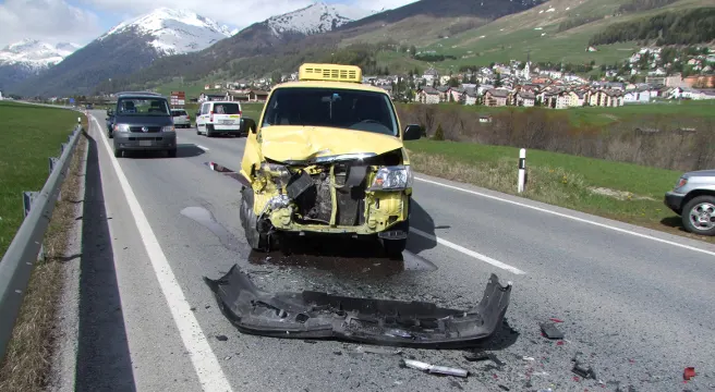 Auffahrcrash in Zuoz - drei Personen verletzt