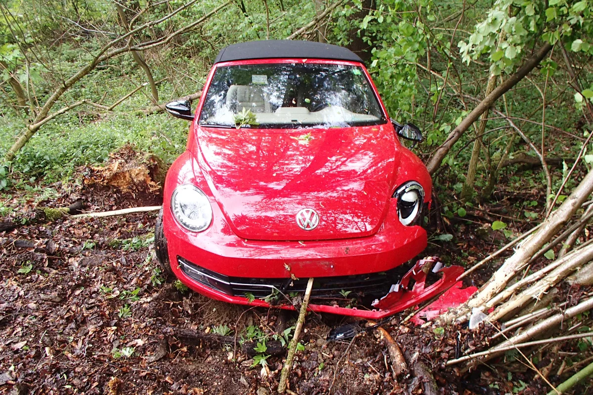 Erlinsbach AG - Alkoholisierte Frau kommt mit ihrem VW Beetle von der Strasse ab
