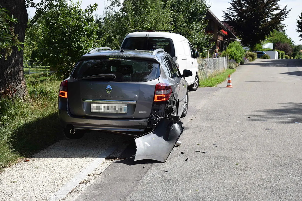 Bolken SO - Nach Kollision mit parkiertem Auto geflüchtet