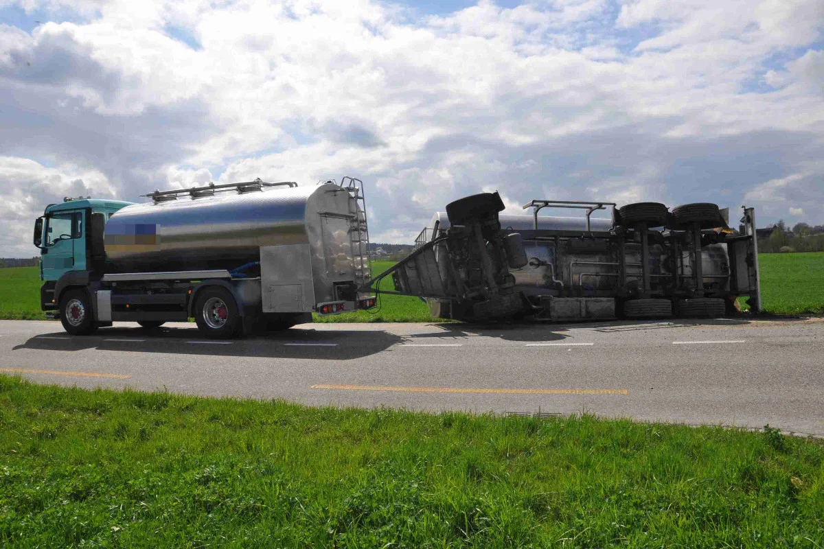 Subingen: Mit Milch beladener Lastwagenanhänger kippt zur Seite 