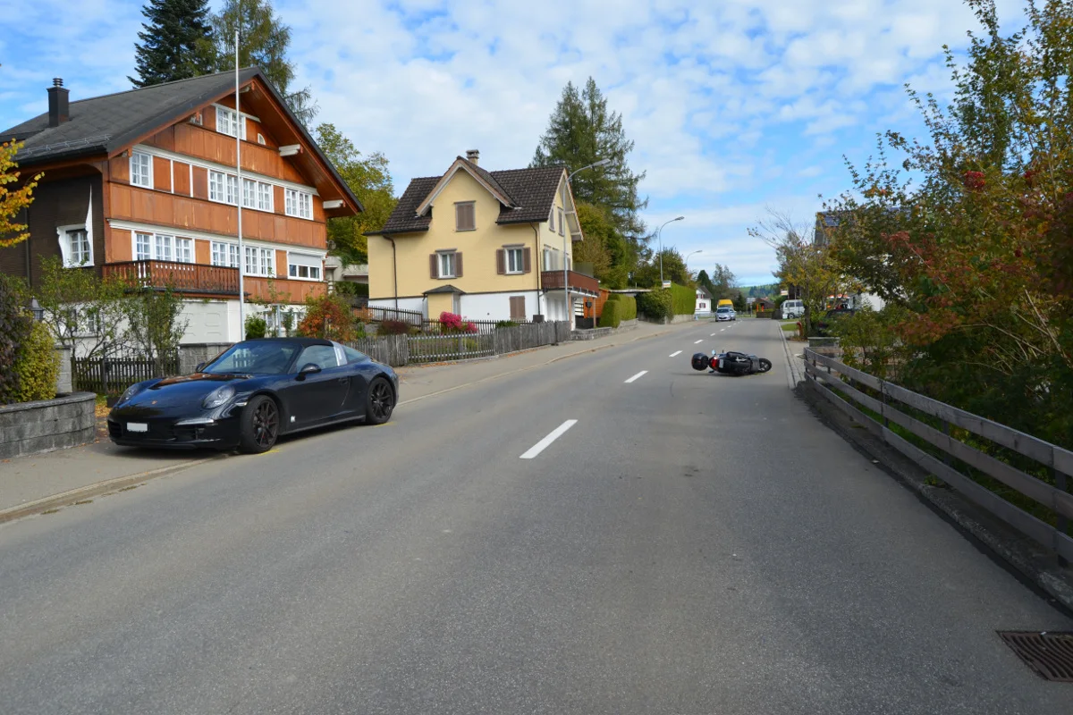 Teufen AR - Porsche-Fahrer übersieht Roller