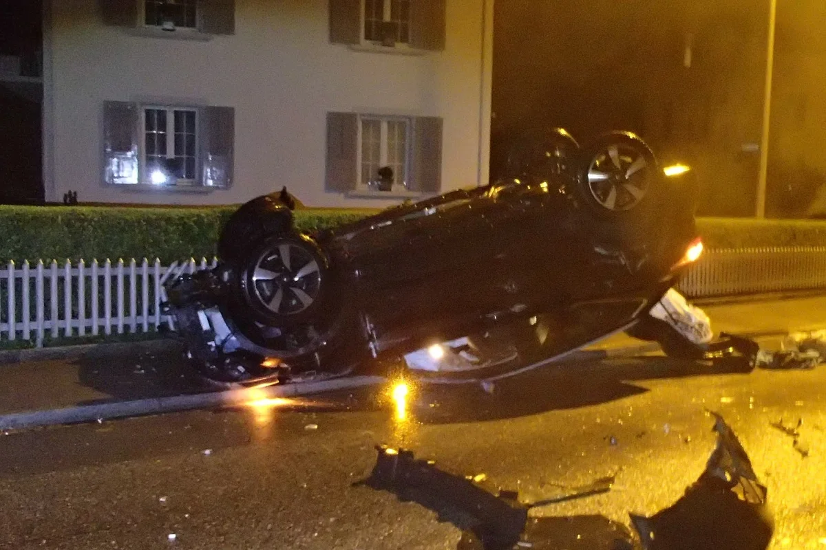 Oftringen AG - Alkoholisierter Unfallfahrer geht auf Polizisten los