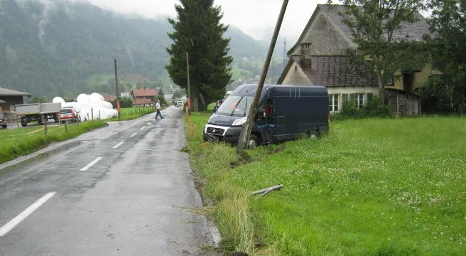 Mit Lieferwagen in Näfels verunfallt