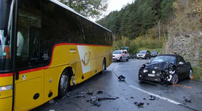 Pkw und Postauto kollidieren in Tiefencastel
