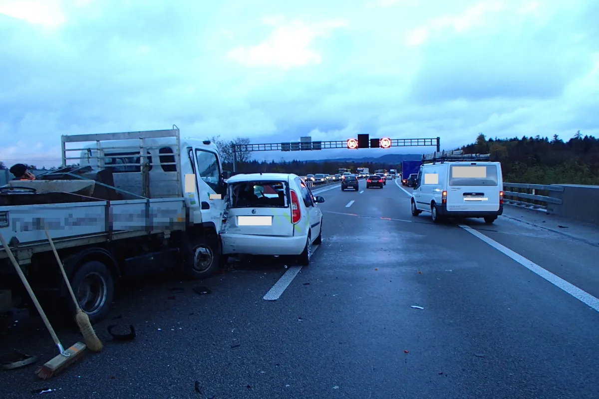 Brunegg AG - Crash zwischen sechs Fahrzeugen auf der A1