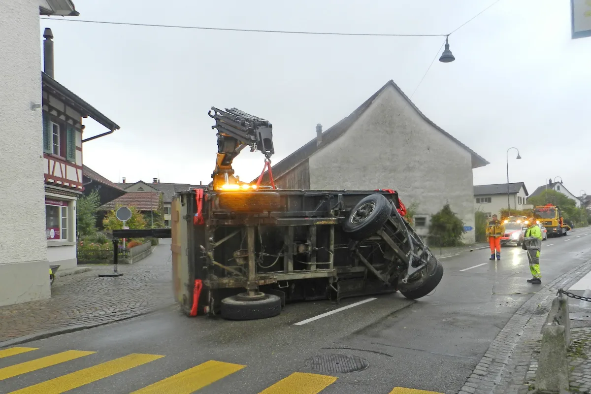 Mit Traktor und Anhängern in Oberneunforn verunfallt