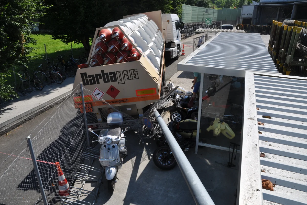 Sattelauflieger verursacht in Eschen Schaden 