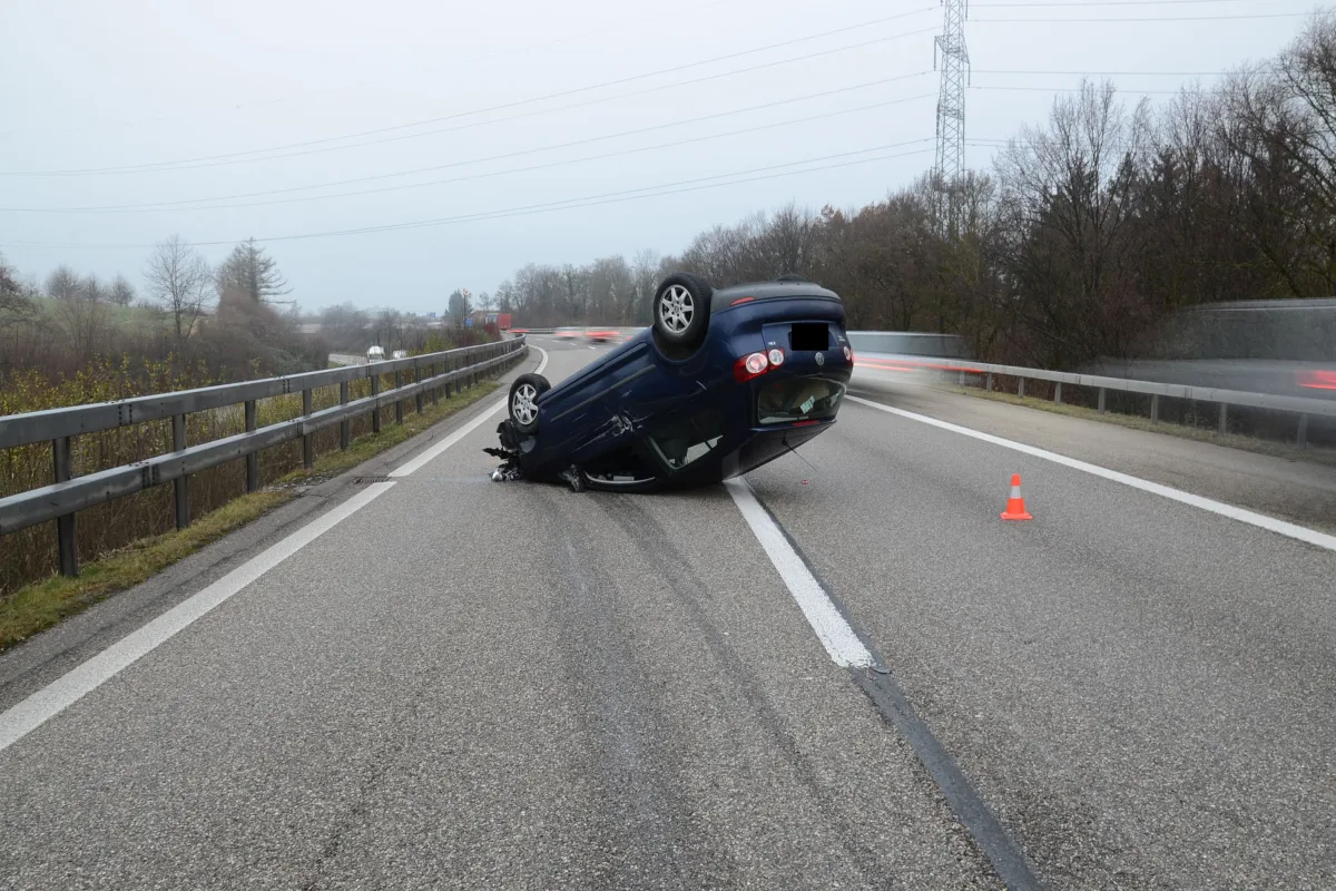 Kaiseraugst: Wegen Sekundenschlaf auf der A2 verunfallt