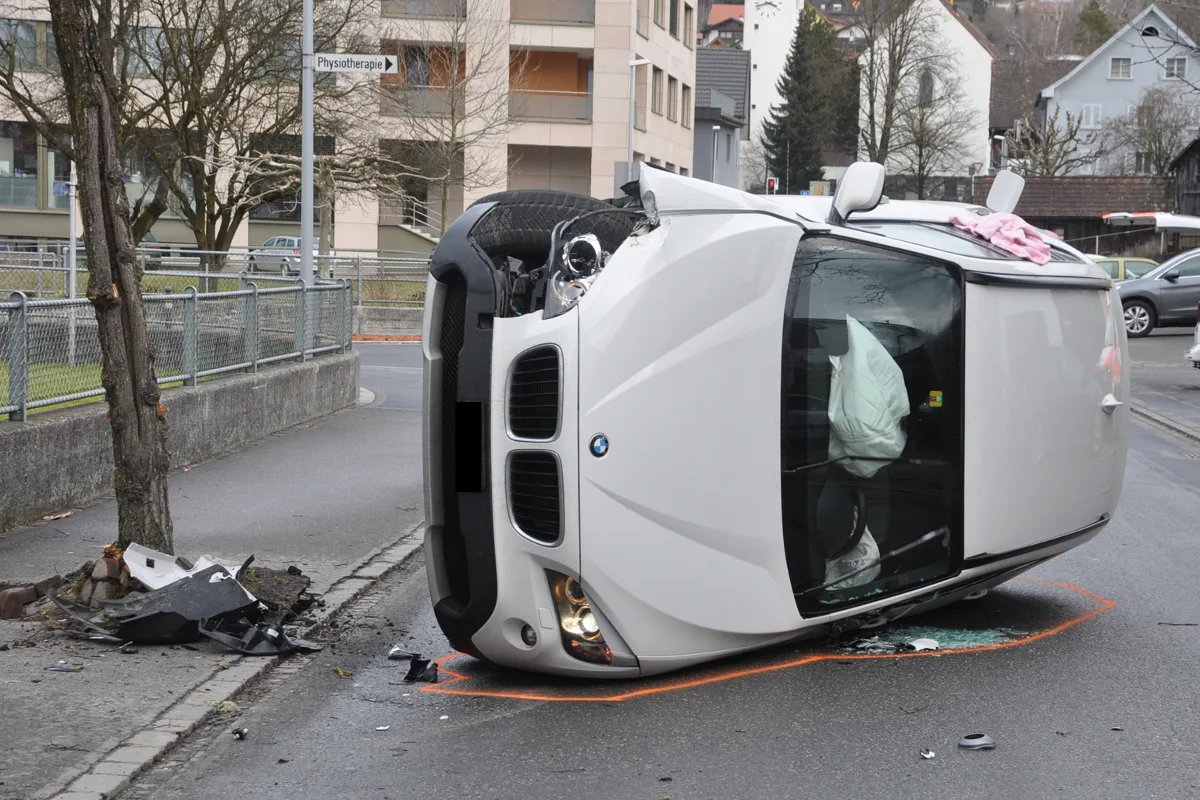 Schaan: Baum übersehen - BMW landet auf der Seite