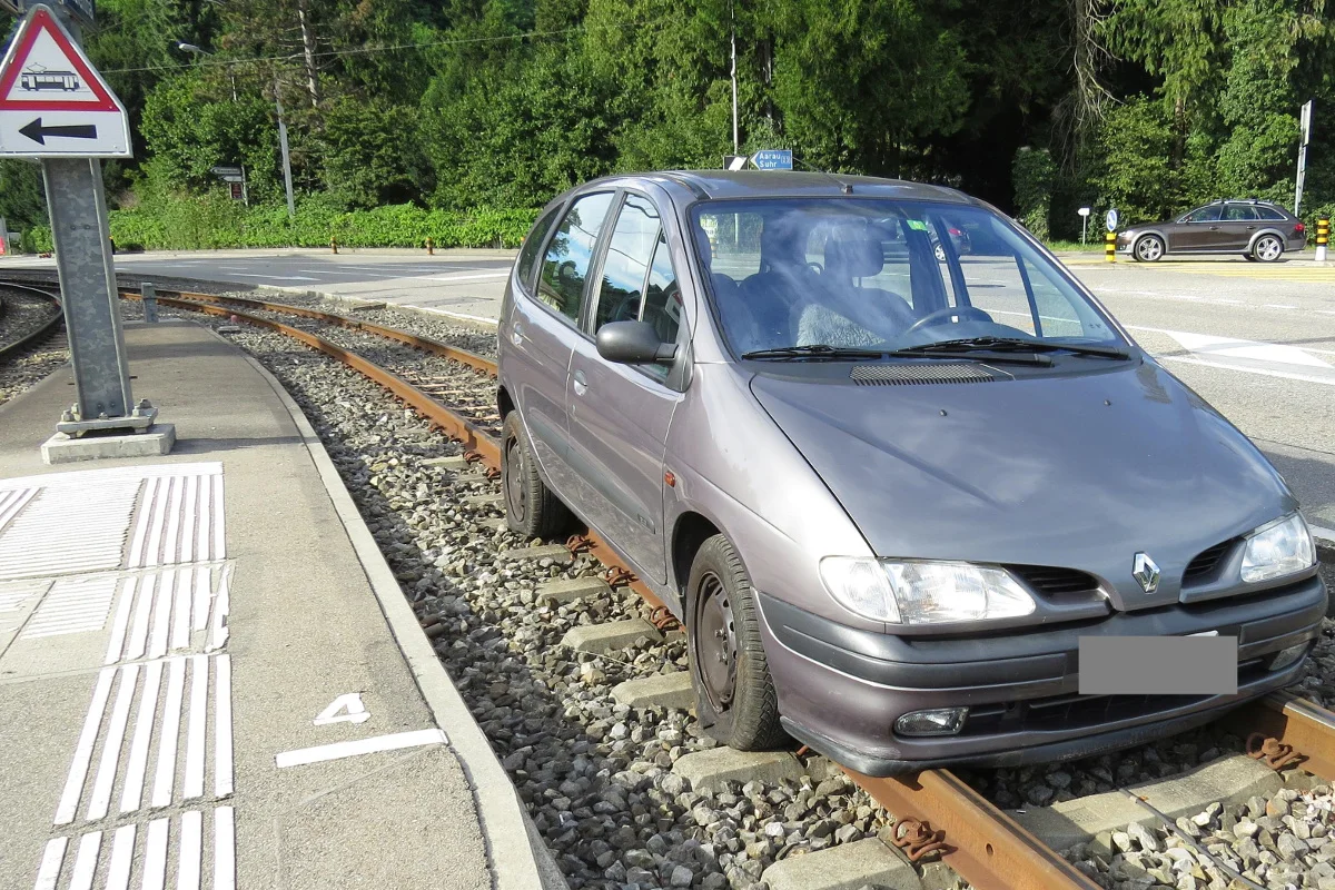 Teufenthal AG - Senior landet mit Auto auf Geleisen