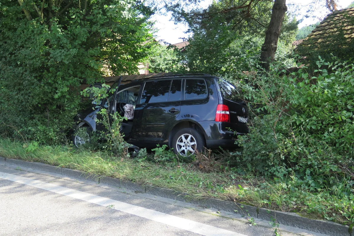 Muttenz BL - Auto gegen Baum gefahren