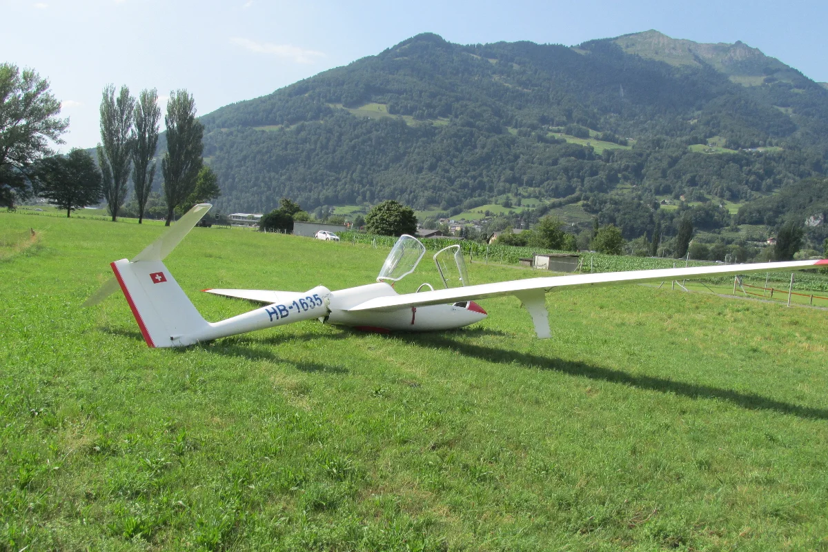 Segelflugzeug muss in Mollis notlanden