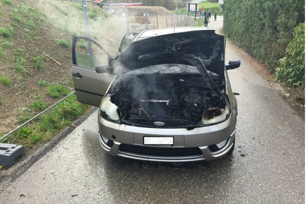 Ursy FR - Technisches Problem verursacht Fahrzeugbrand