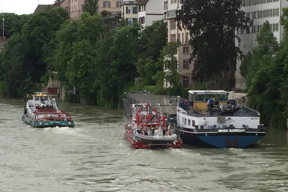 Basel: Frachtschiff nach technischen Defekt geborgen