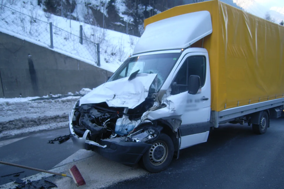 Göschenen UR - Auffahrkollision auf der A2