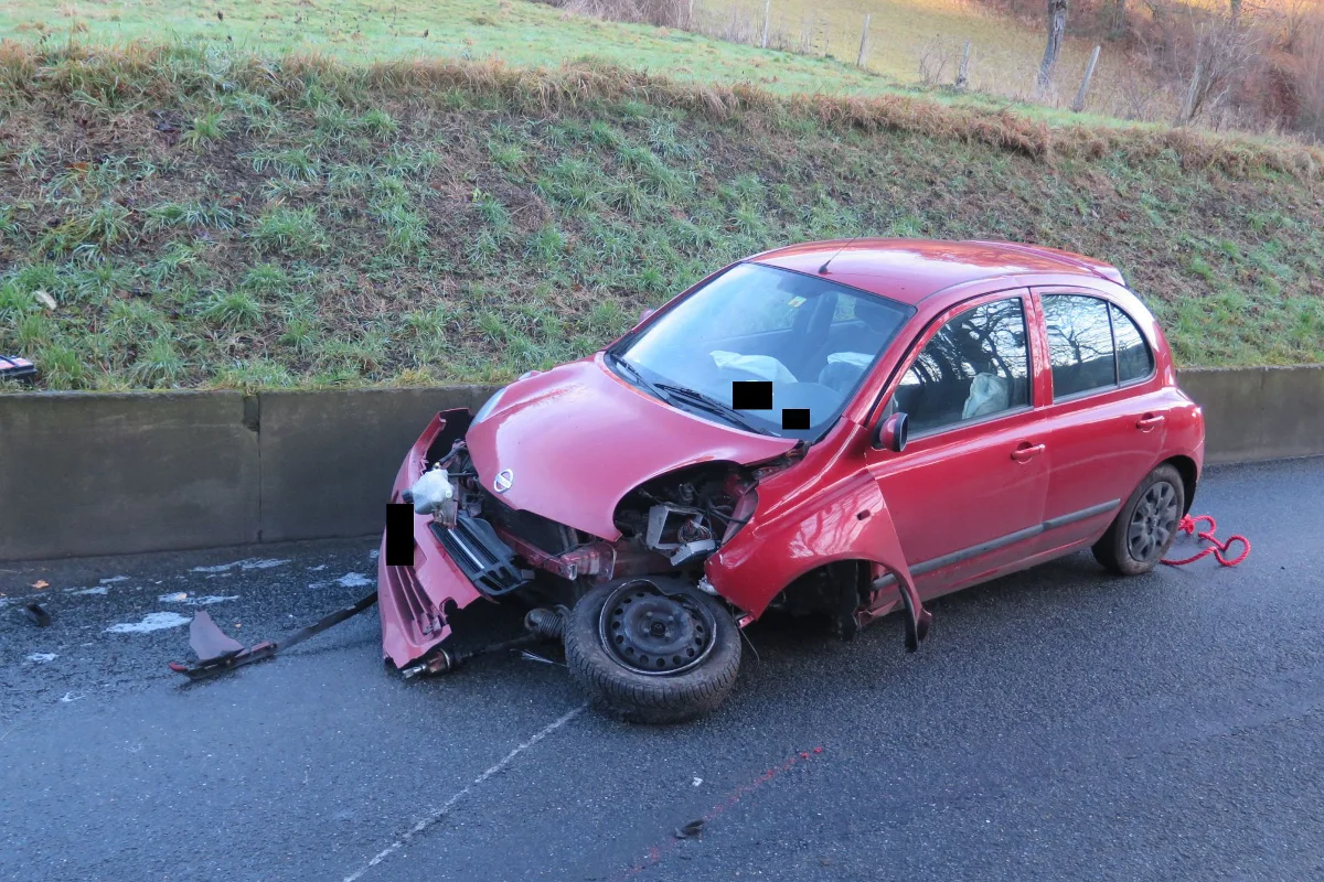 Oberdorf: Totalschaden wegen Crash auf vereister Strasse