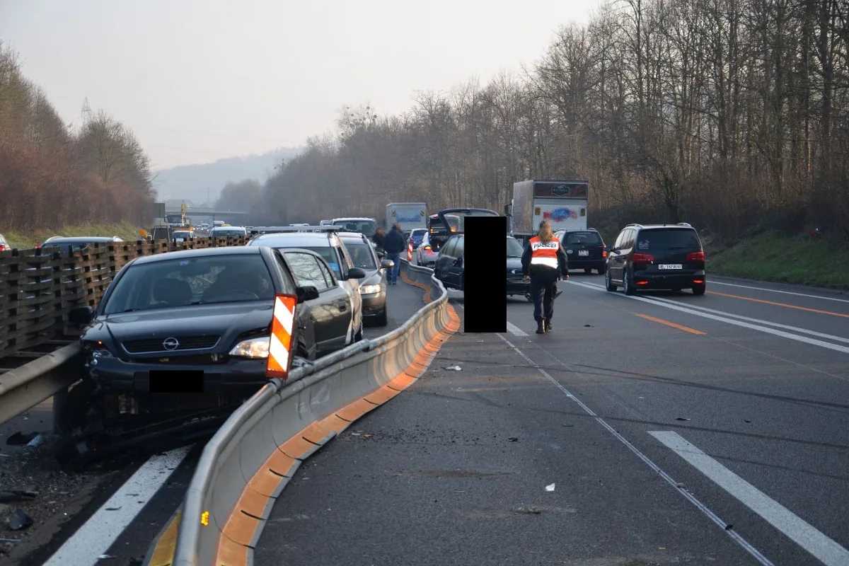 Längere Staus nach Crash auf der A18 bei Münchenstein
