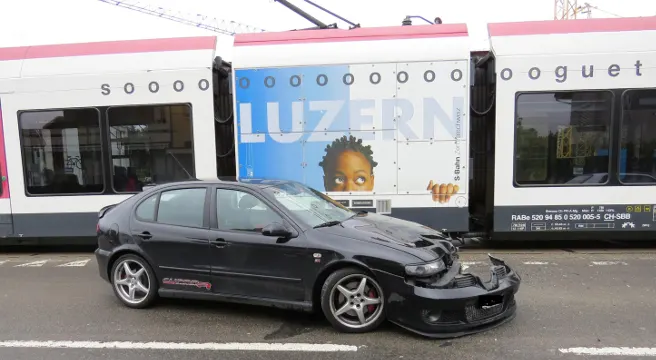 Seon: Auto knallt in Seetalbahn