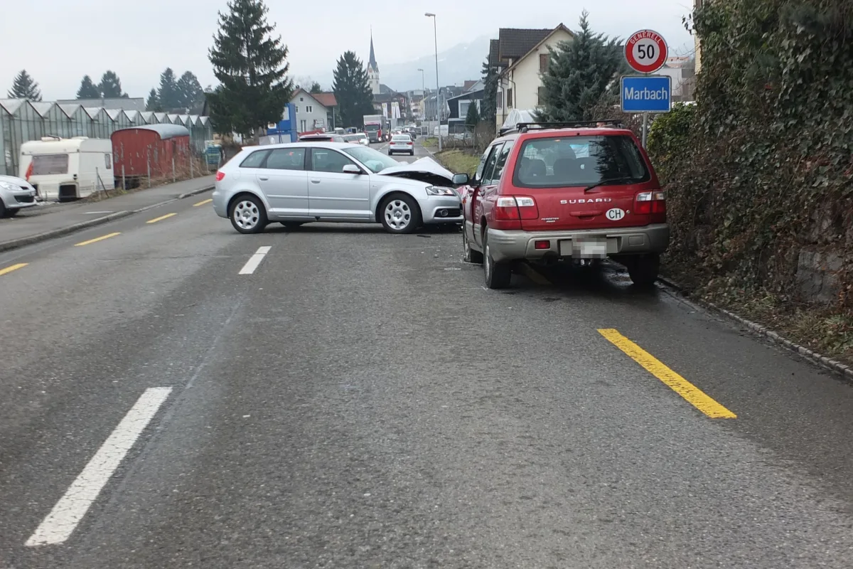 Marbach SG - Bei frontaler Kollision verletzt