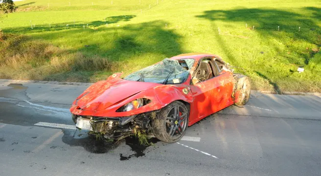 Ferrari in Obfelden geschrottet - zwei Personen verletzt