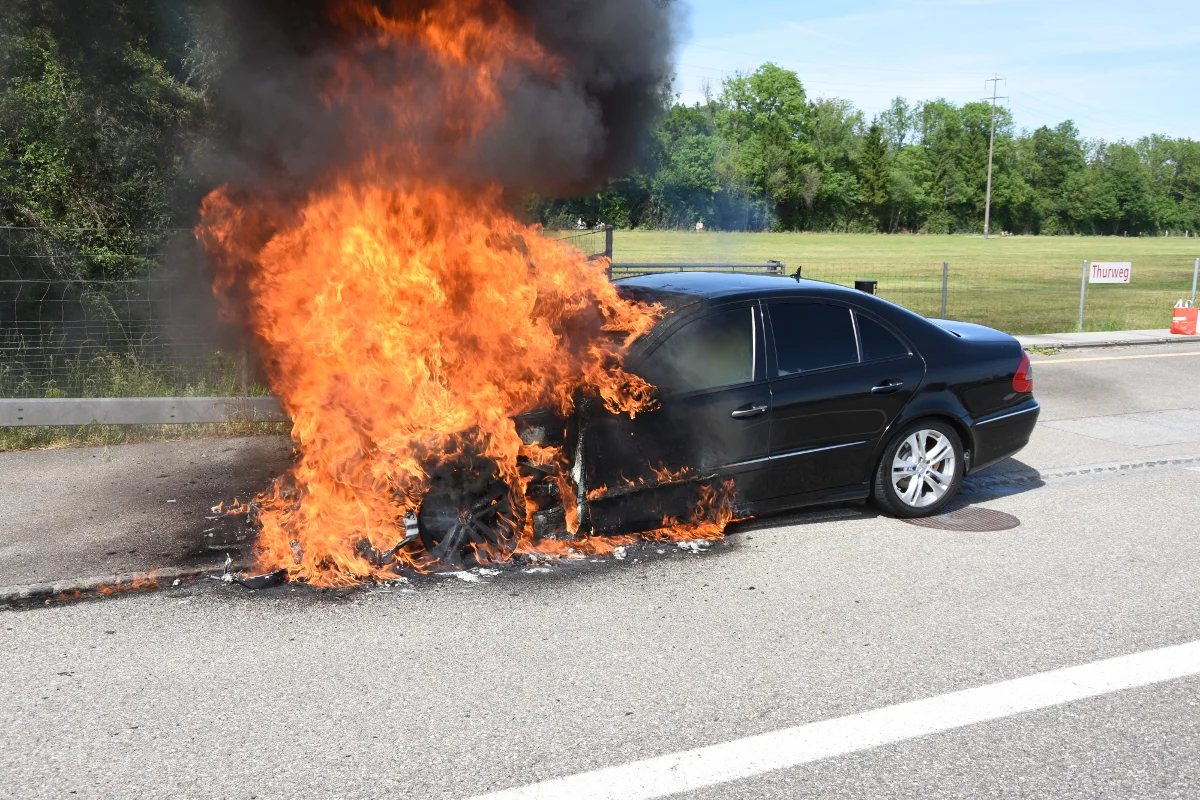 Niederuzwil SG - Auto geht in Flammen auf