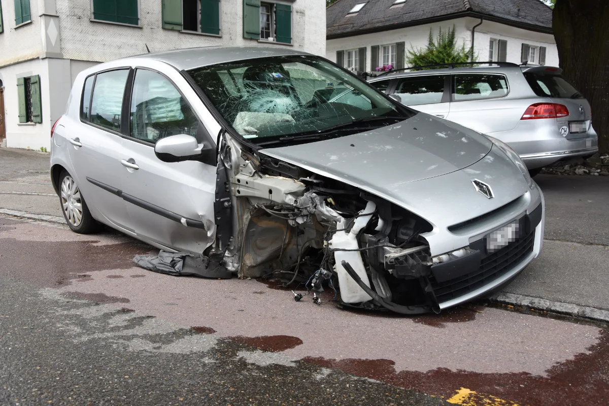 Oberriet SG - Auto prallt in Reisecar