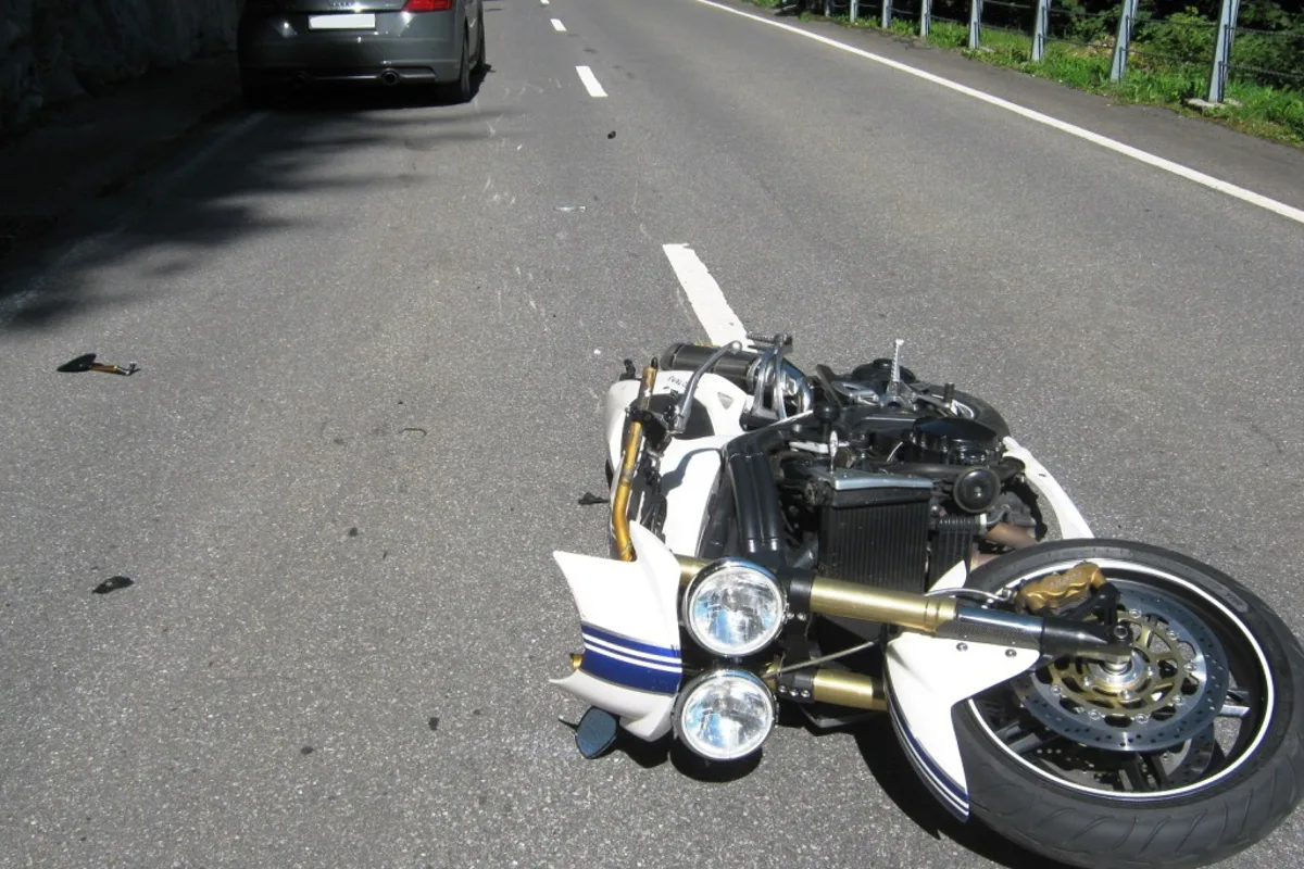 Töffs in Unfall bei Linthal involviert