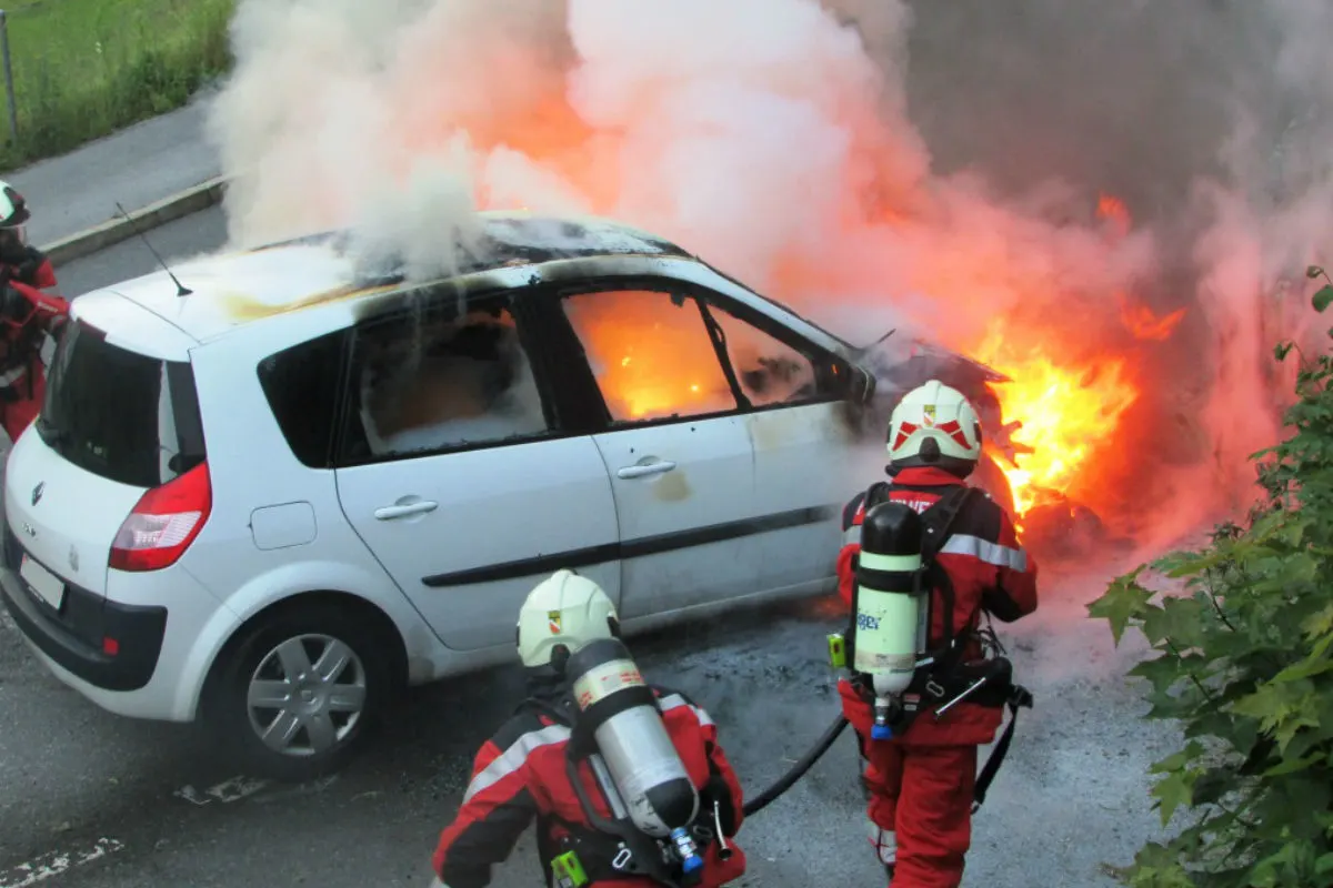Riedern: Renault fängt während der Fahrt Feuer