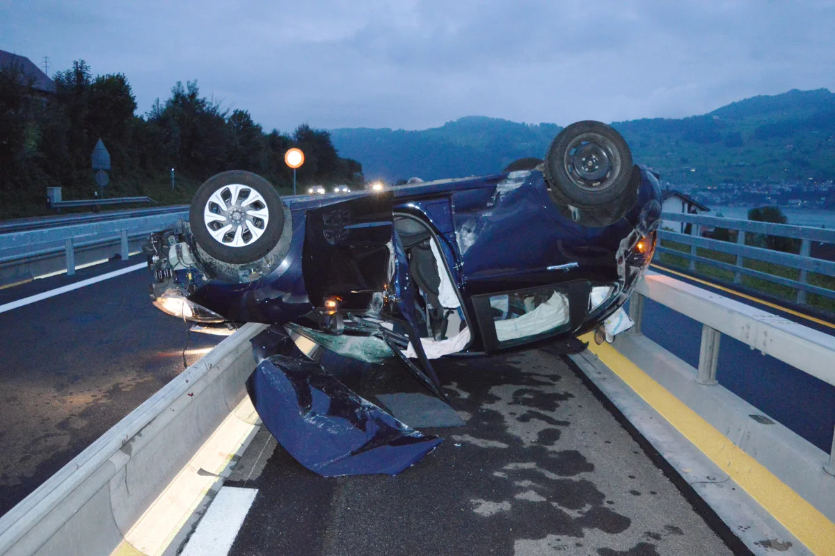 Vier Verletzte bei Selbstunfall auf der A2 in Buochs NW