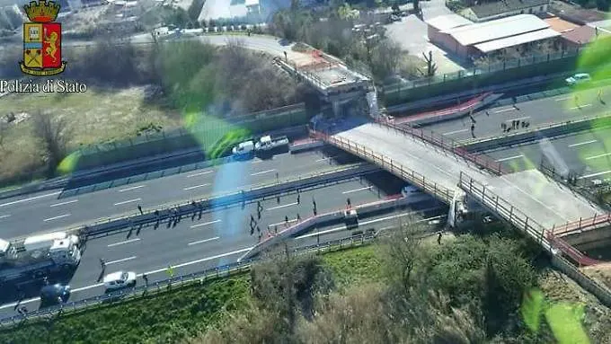 Castelfidardo (I) - Brücke stürzt auf Fahrbahn - Ehepaar stirbt
