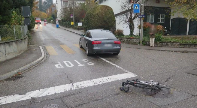 Auto erfasst Radfahrer in Bottmingen
