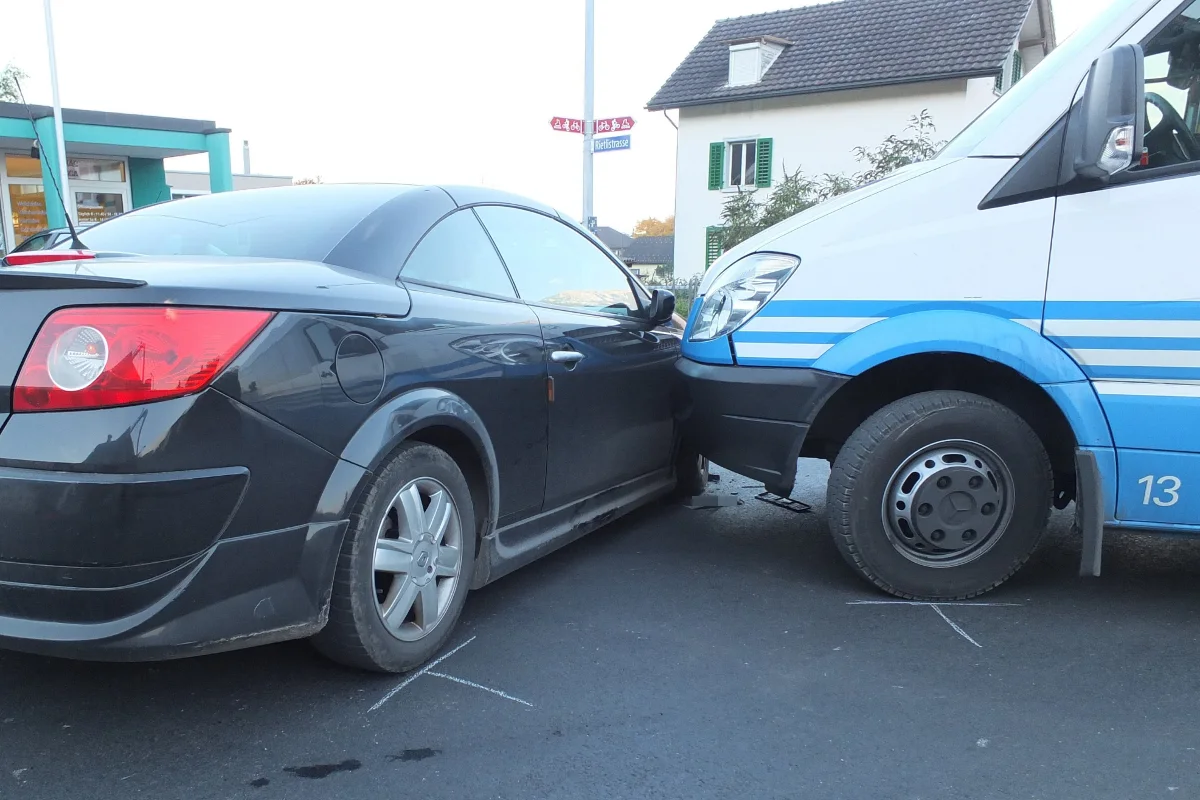 Auto kollidiert in Buchs mit Linienbus