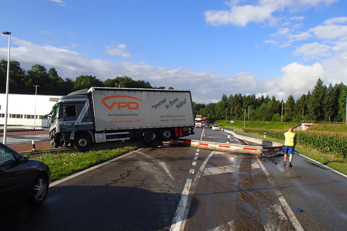 Döttingen AG - Havarierter Lastwagen versperrt Strasse 