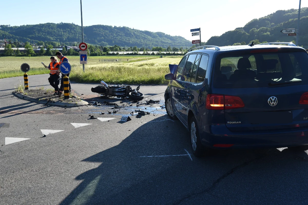 Neftenbach ZH - Crash fordert schwer verletzten Motorradlenker